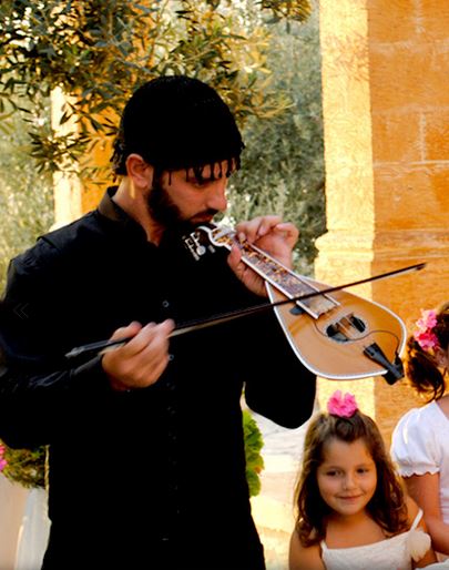 Live Cretan lyra music during Easter